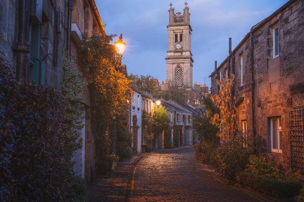 Spookily lit Edinburgh street at dusk, Scotland, UK. 