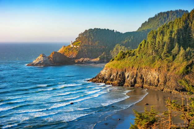 Heceta Head Lighthouse on the Oregon coastline during daytime
