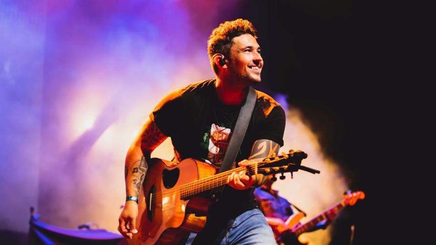 Michael Ray, a Hilton Grand Vacations Brand Ambassador, at a concert