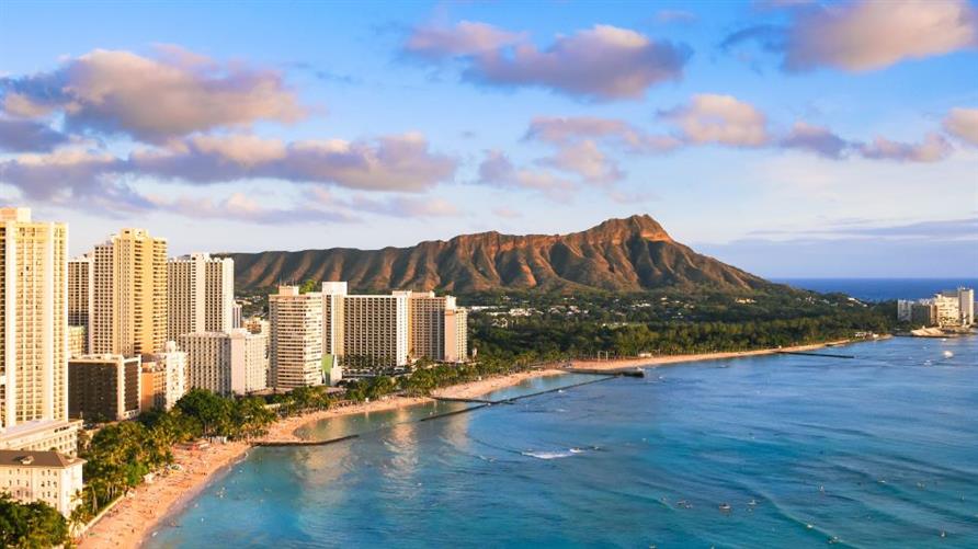 Aerial picture of resorts along the beach in Oahu, Hawaii