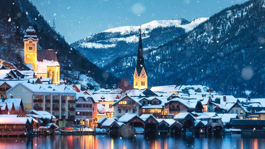Tranquil snowy winter evening, idyllic Austrian village Hallstatt.