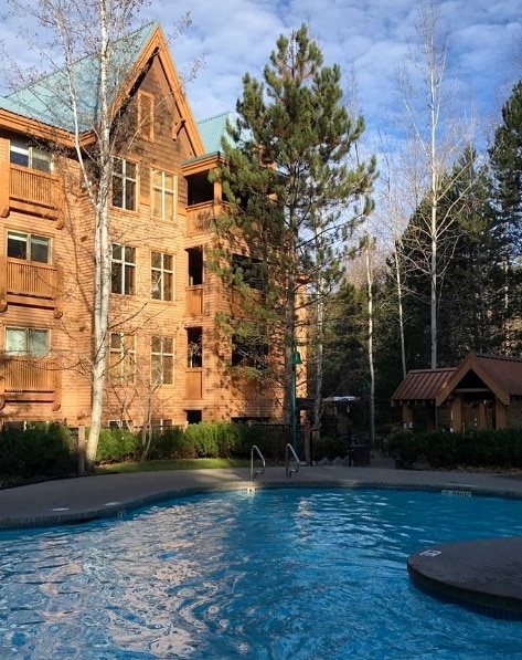 Hilton Grand Vacations Whistler courtyard with a pool.
