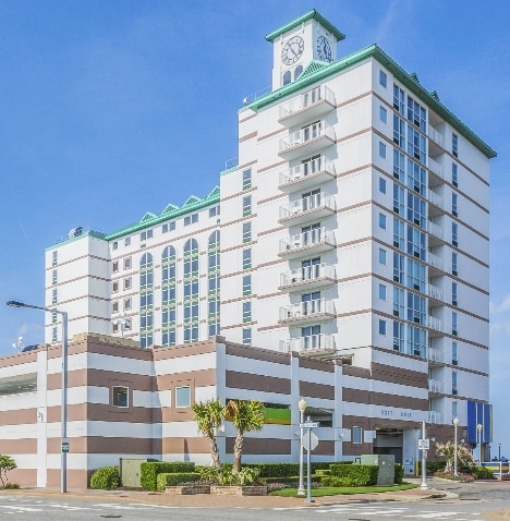 Exterior view of Board Resorts and Villas, a Hilton Vacation Club in Virginia Beach.